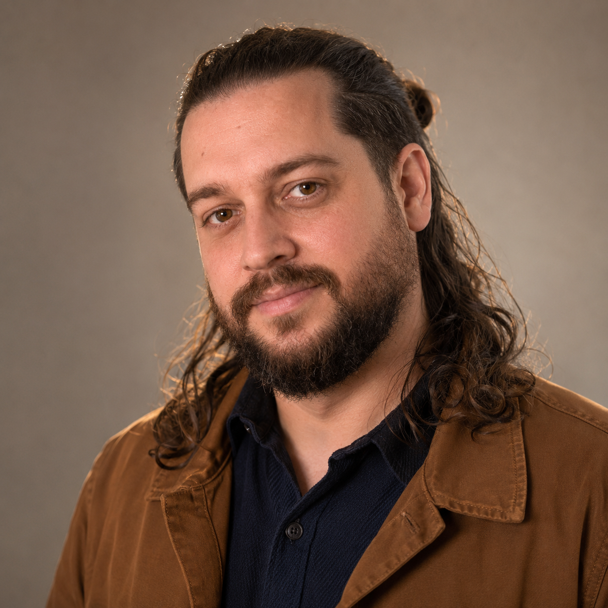 Rafael Rodrigues em retrato de estúdio